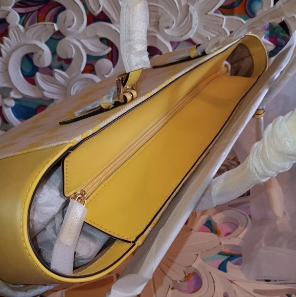 NEW! MICHAEL KORS LARGE GILLY DRAWSTRING TOTE W/WRISTLET - Picture 2 of 4